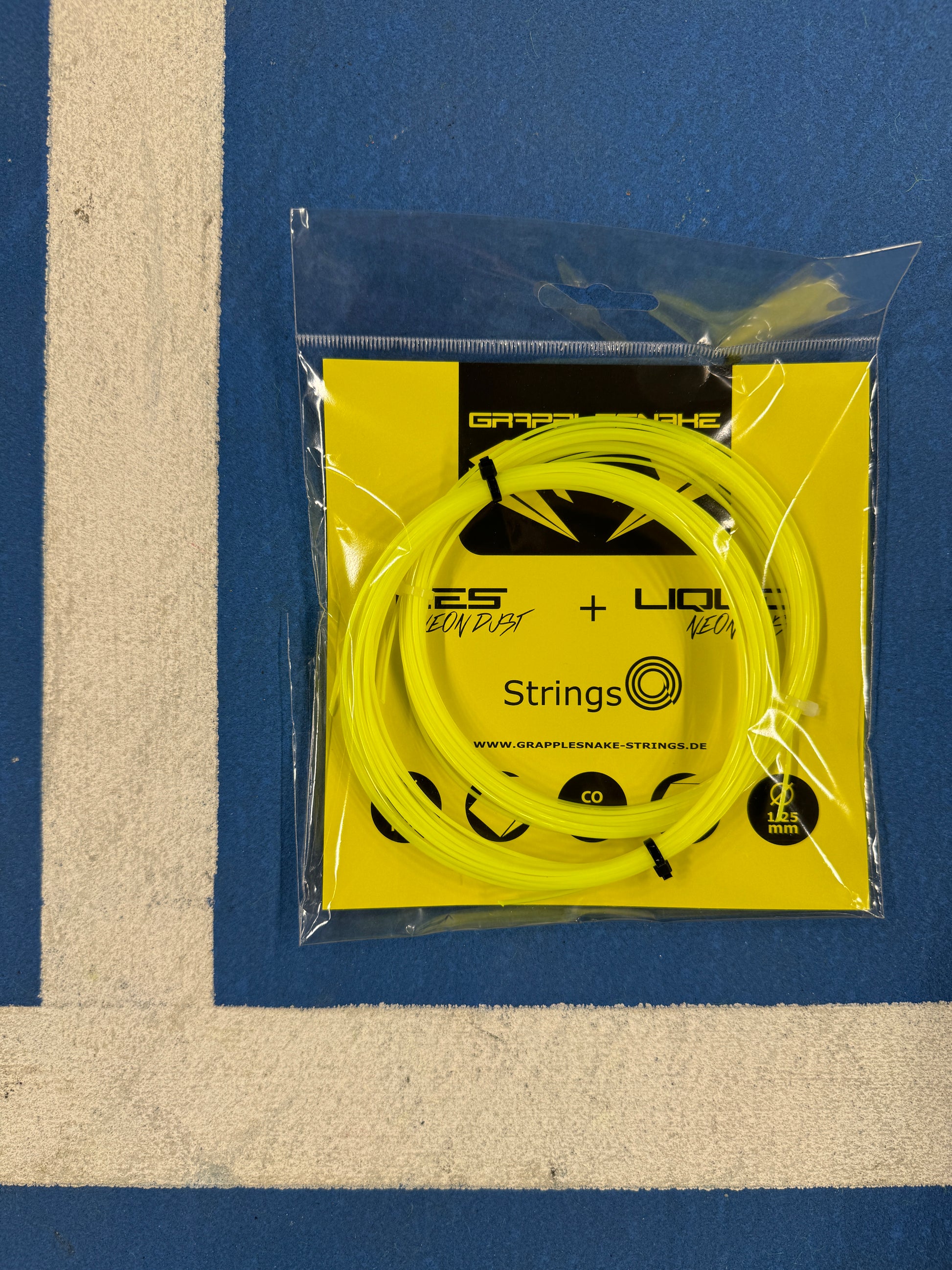 A Grapplesnake CES Neon/Liquid hybrid tennisstring set