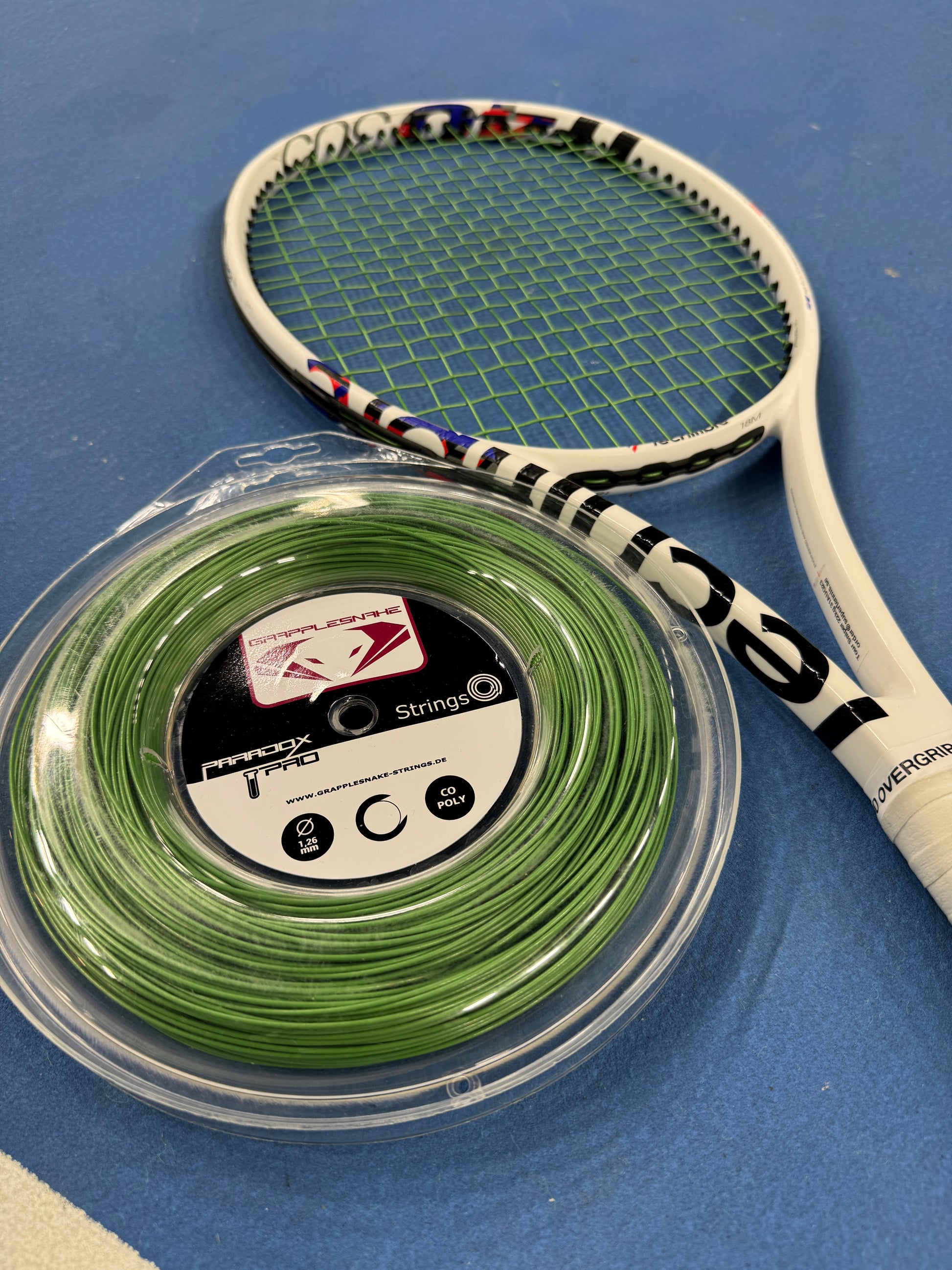 A Grapplesnake Paradox Pro tennisstring reel